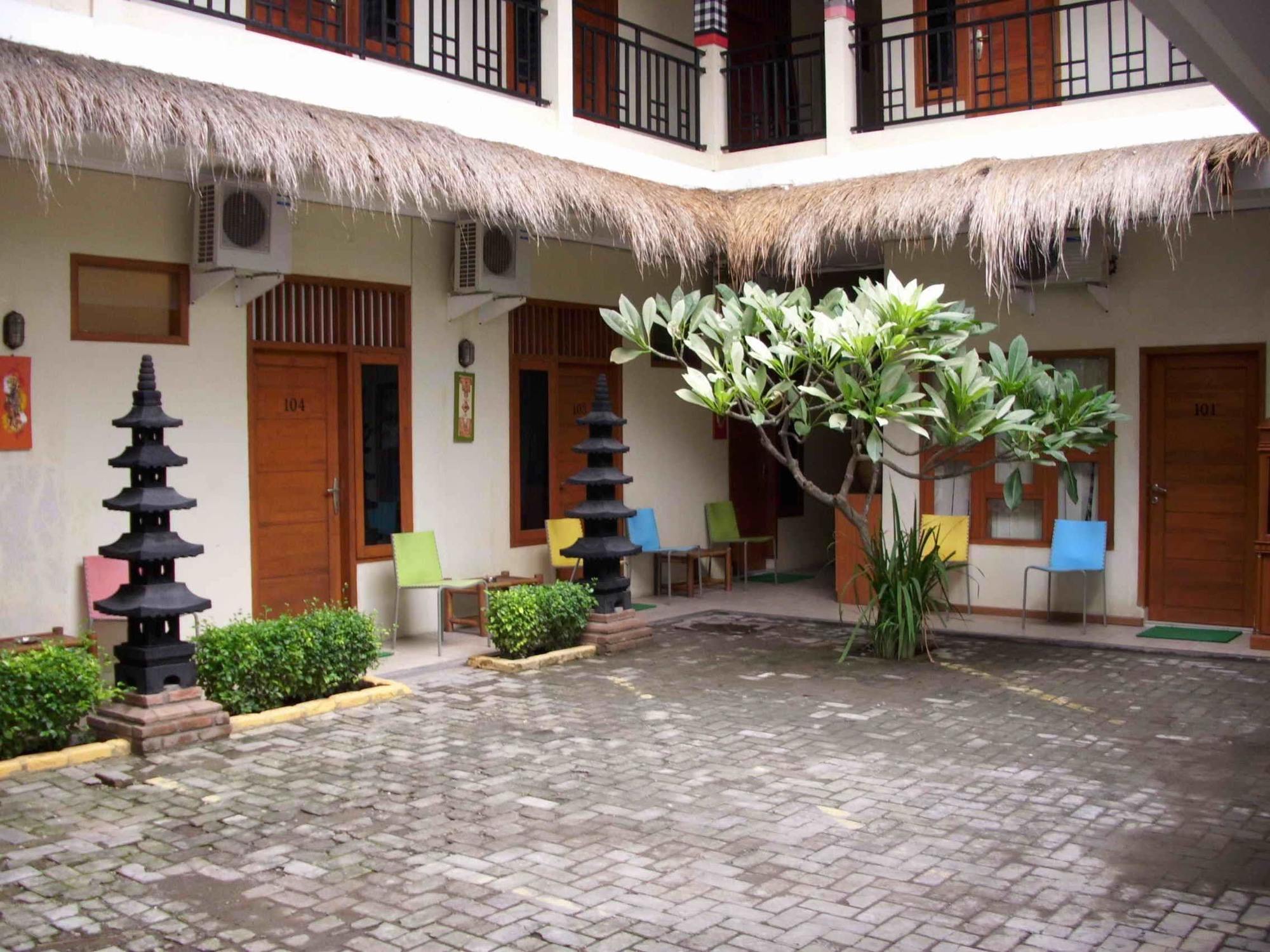 Capital O 90407 Wisma Bahtera Hotel Cirebon Bagian luar foto